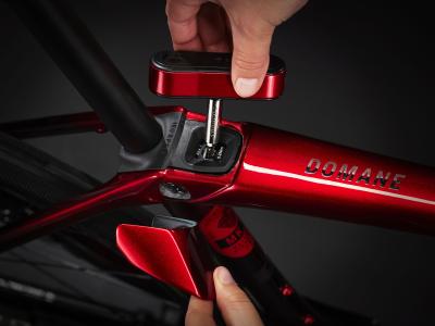 Trek Domane SLR 7 47 Metallic Red Smoke to Red Carbon S Produktbild 8