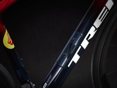 Trek Domane SLR 9 62 Metallic Red Smoke to Blue Smoke F Produktbild 3