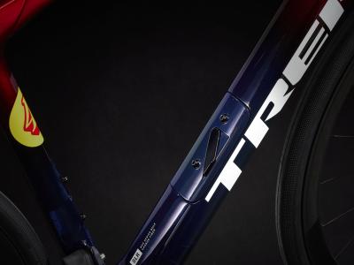 Trek Domane SLR 9 eTap 50 Metallic Red Smoke to Blue Sm Produktbild 3