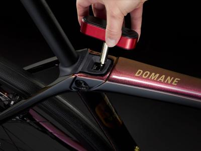 Trek Domane SLR 7 AXS 54 Axinite Flip/Trek Black Produktbild 8